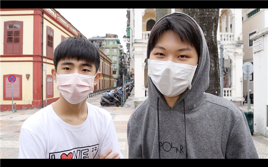 郭祺宇（右）和同学走上街头看看现场?